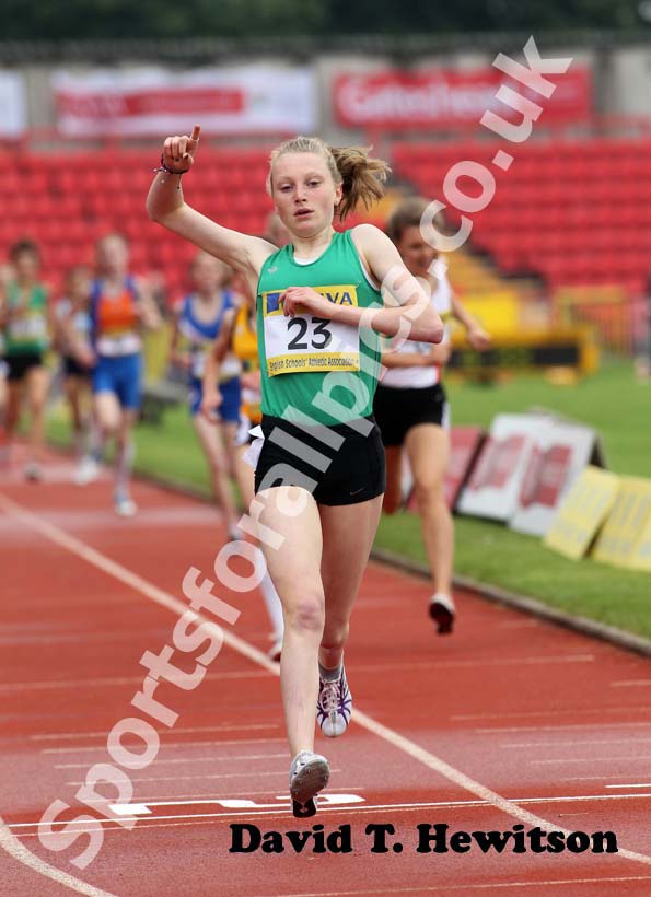 Elizabeth Hood (Dorset) wins the 1500 Junior Girls.